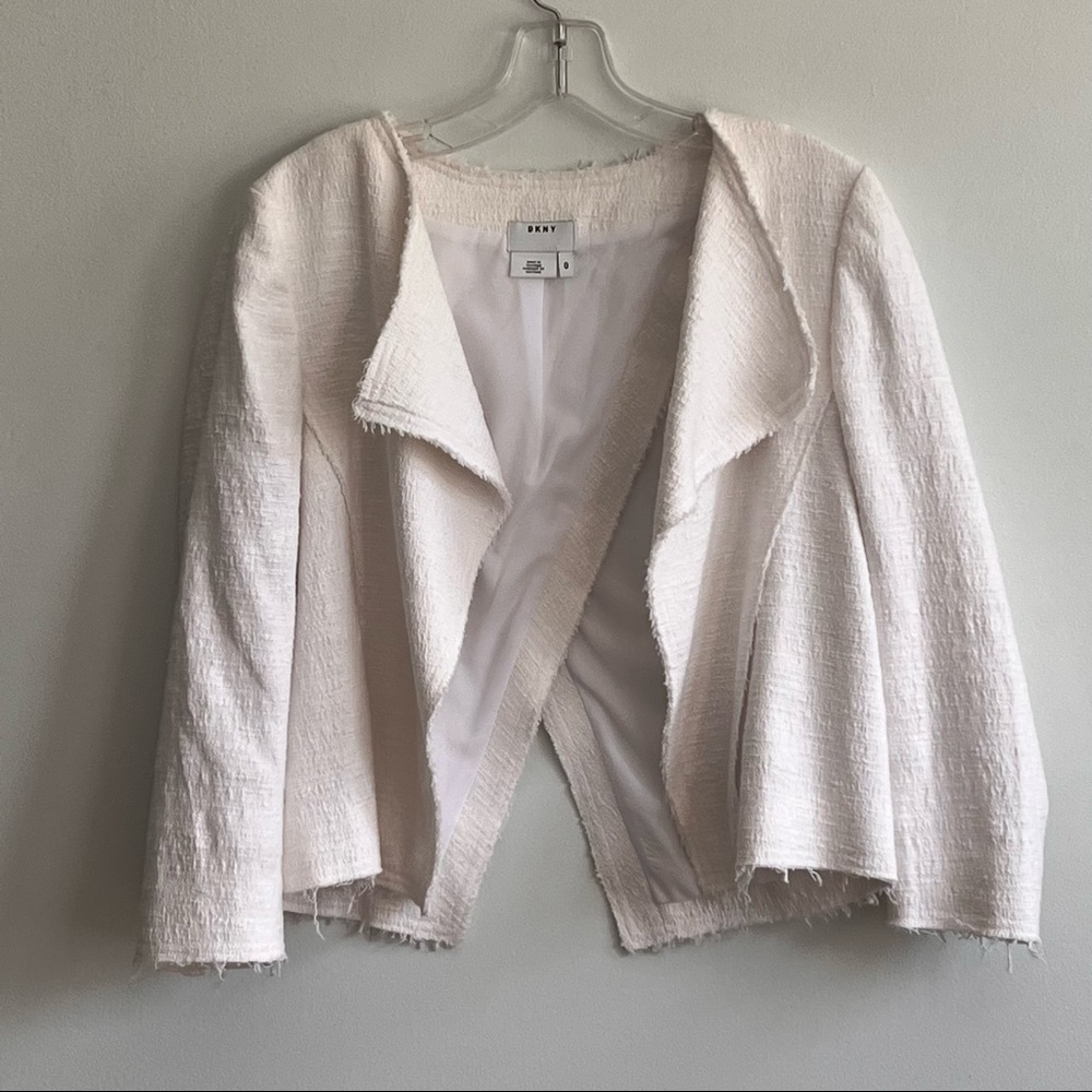 DKNY WHITE, OPEN BACK, RAW HEMLINE, BEAUTIFUL JACKET !! SIZE 0